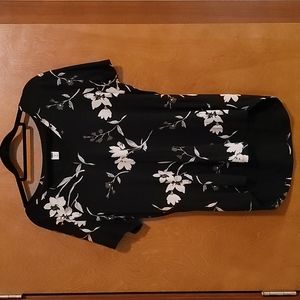 Old Navy Black and White Floral Print Luxe Tshirt size M